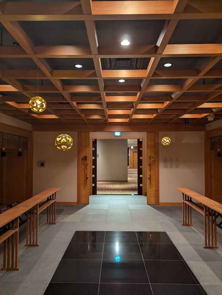 こちらの扉から入退場を行います。