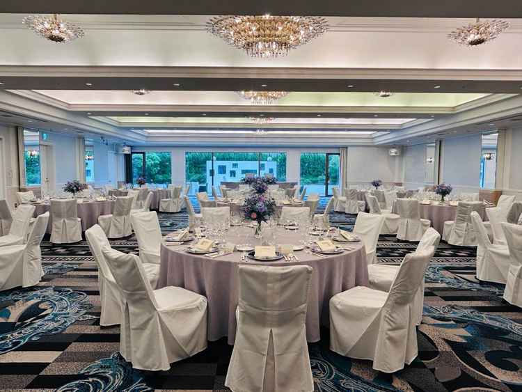 披露宴会場、翠鳳の間。晴れた日は窓外のテラスも利用できるそうで、少しゲストハウスのような雰囲気も。