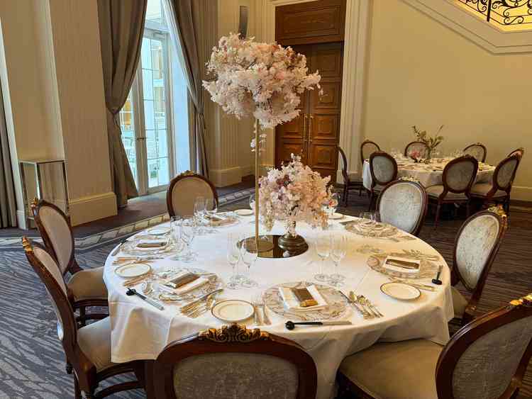 披露宴会場のテーブルコーディネート