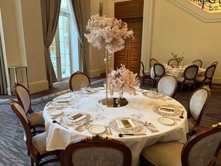 披露宴会場のテーブルコーディネート