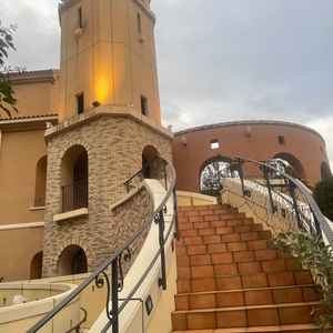 中に入ると、フランスをイメージした造りになっていて、海外に来た雰囲気を味わえる。