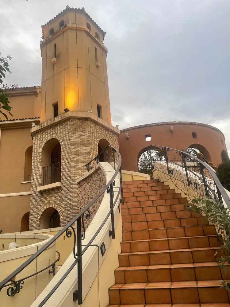 中に入ると、フランスをイメージした造りになっていて、海外に来た雰囲気を味わえる。