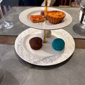 デザートです。アフタヌーン形式で提供してくださりわくわくしました。