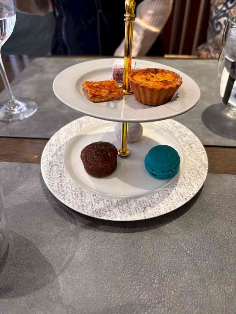 デザートです。アフタヌーン形式で提供してくださりわくわくしました。