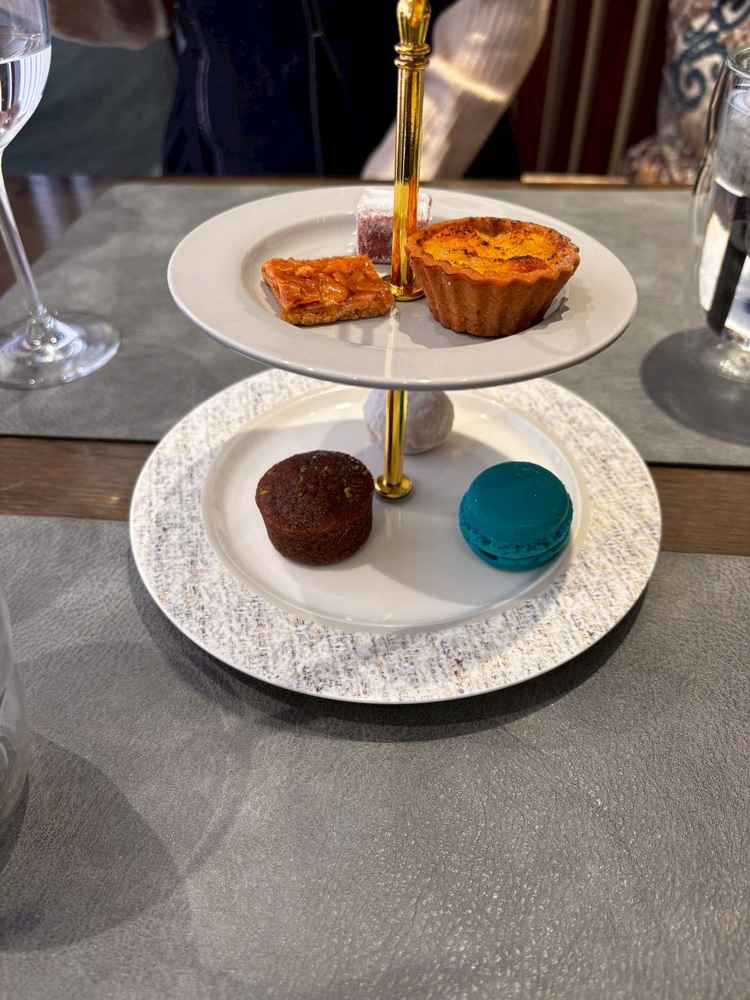 デザートです。アフタヌーン形式で提供してくださりわくわくしました。