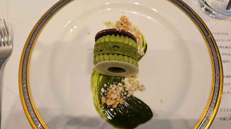 料理も美味しかったのですが、特にこちらのデザートが美味しかったです。独創的な円にも意味があります。