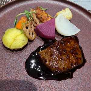 飛騨牛のヒレ肉はナイフに力をかけずにずっと切れてしまうほど柔らかく、脂が少なく、ジューシーでした