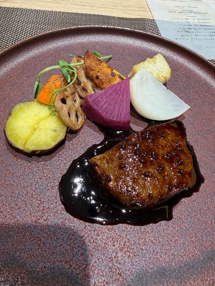 飛騨牛のヒレ肉はナイフに力をかけずにずっと切れてしまうほど柔らかく、脂が少なく、ジューシーでした