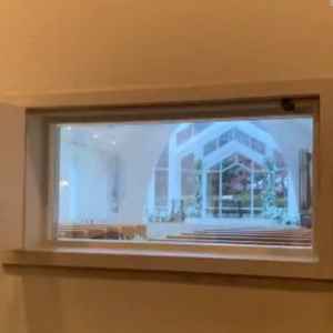 挙式会場に小さい窓が設置されていて、子どもたちが騒いだ際の覗き穴がナイスでした