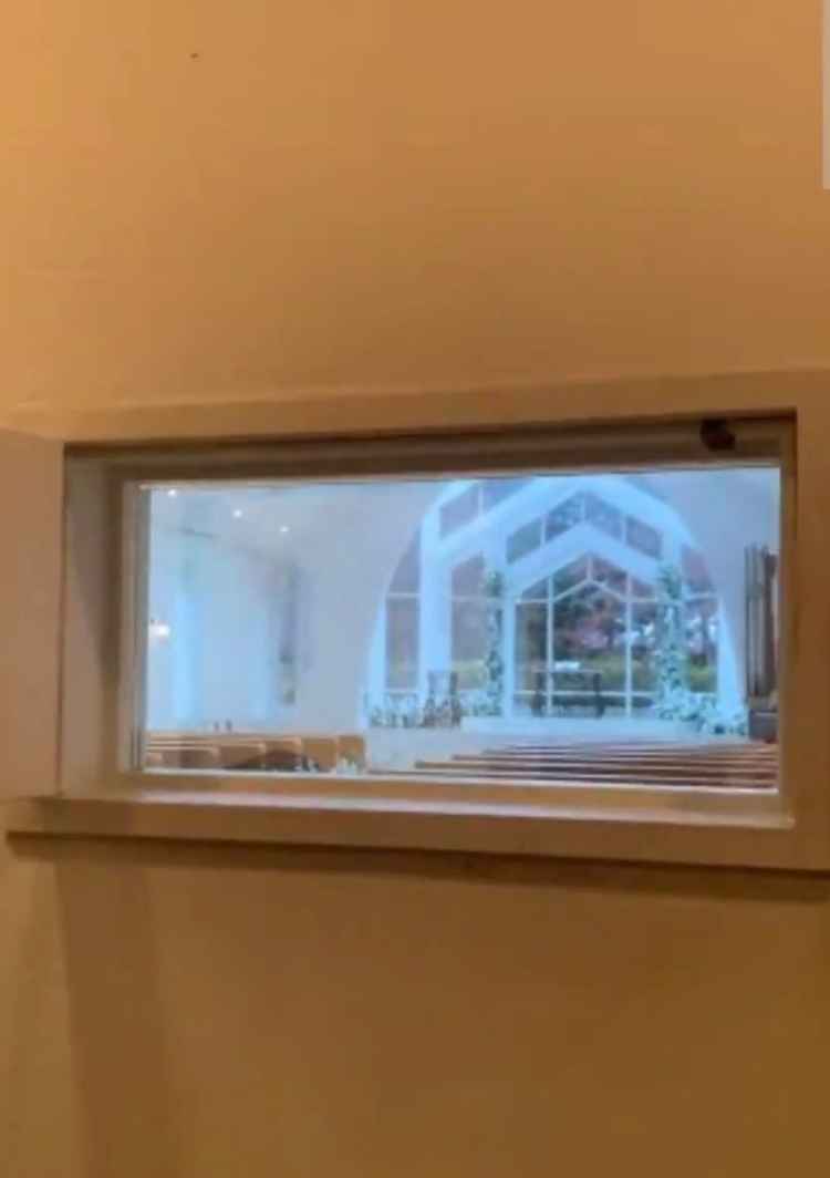 挙式会場に小さい窓が設置されていて、子どもたちが騒いだ際の覗き穴がナイスでした