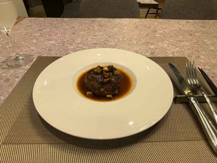 試食のハンバーグ。温度管理もされており、とても美味しかったです。