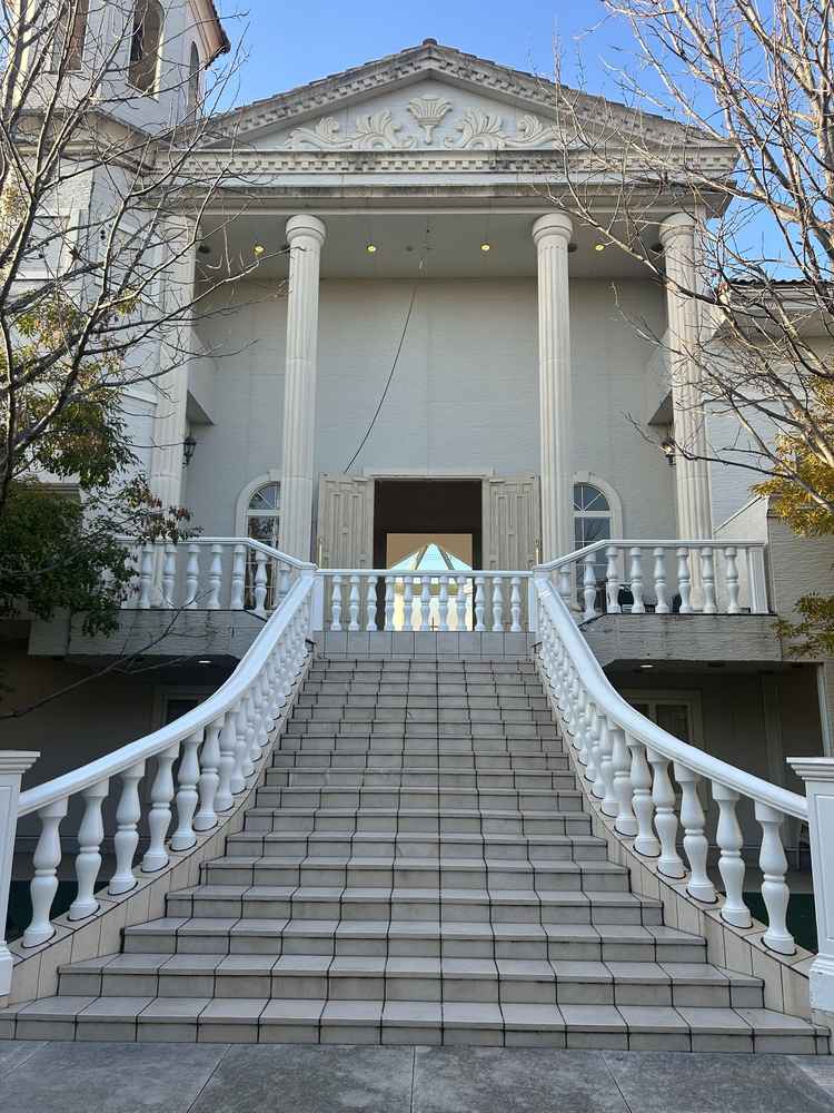 大階段。晴れていたら、こちらの大階段でフラワーシャワーができる。