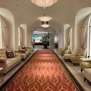 地下一階の待合室の写真。ソファも数多くあり、立って待たなきゃいけないということが少なそう。