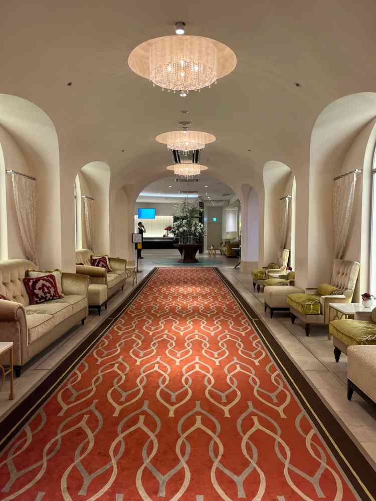 地下一階の待合室の写真。ソファも数多くあり、立って待たなきゃいけないということが少なそう。