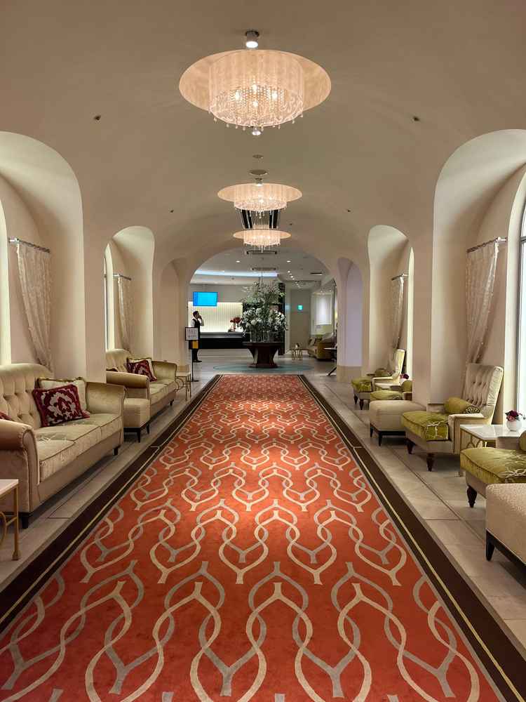 地下一階の待合室の写真。ソファも数多くあり、立って待たなきゃいけないということが少なそう。