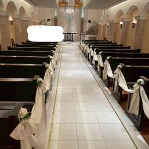 チャペル。一番前の席からも新郎、新婦の全体の姿が見やすいように空間が充分に使われている。