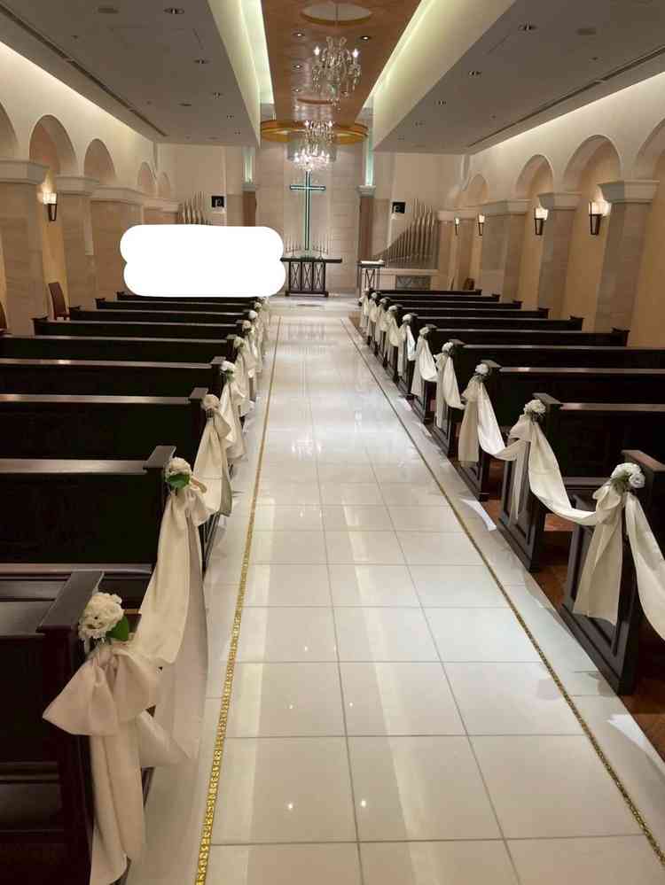 チャペル。一番前の席からも新郎、新婦の全体の姿が見やすいように空間が充分に使われている。