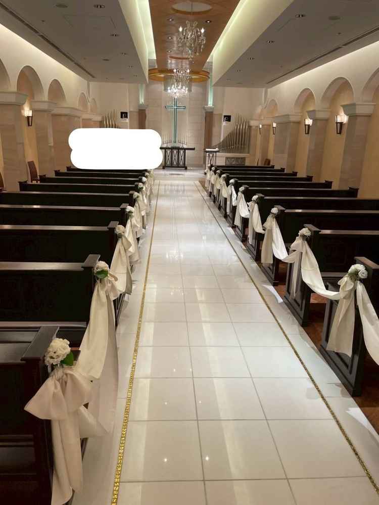 チャペル。一番前の席からも新郎、新婦の全体の姿が見やすいように空間が充分に使われている。