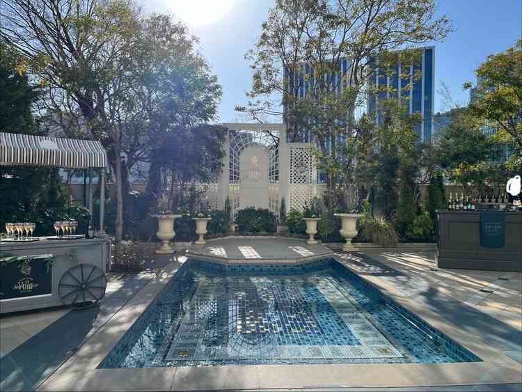 プール付きの式場。ここでも水を使った演出や、軽食・ドリンクのおもてなしができる。