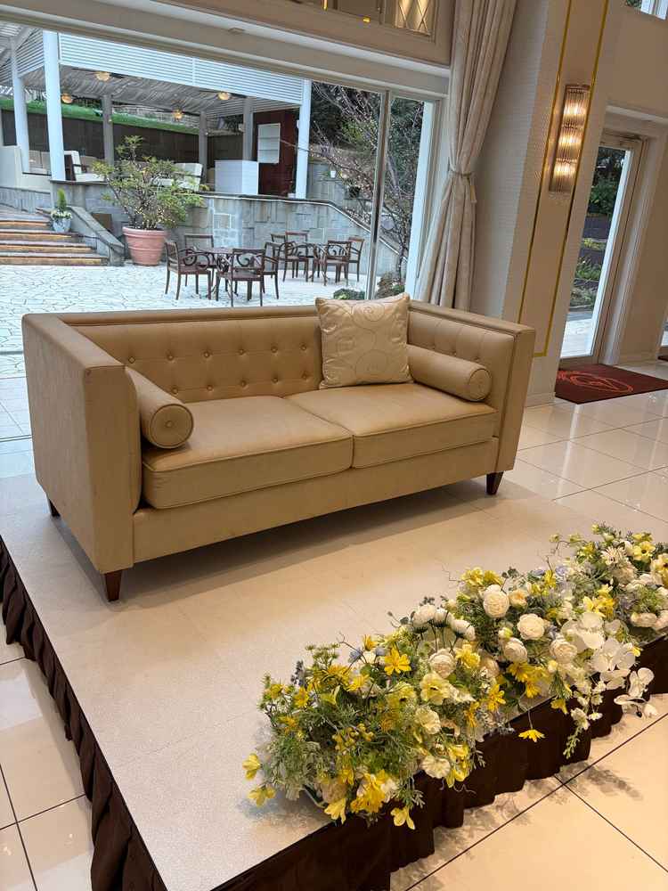 披露宴会場のソファ高砂の写真です。