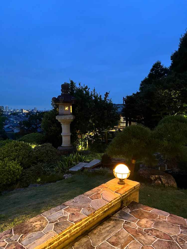 披露宴会場の窓からすぐにテラスから出られるような作りになっており開放感がある。