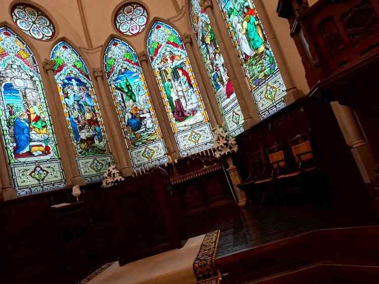 本館の方のスタンドグラス。左から物語になっているとのこと。