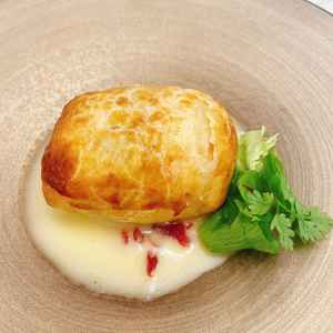 ヒラメのパイ包みです。パイはサクサクで、中のヒラメは身がぎっしり柔らかく美味しいです。