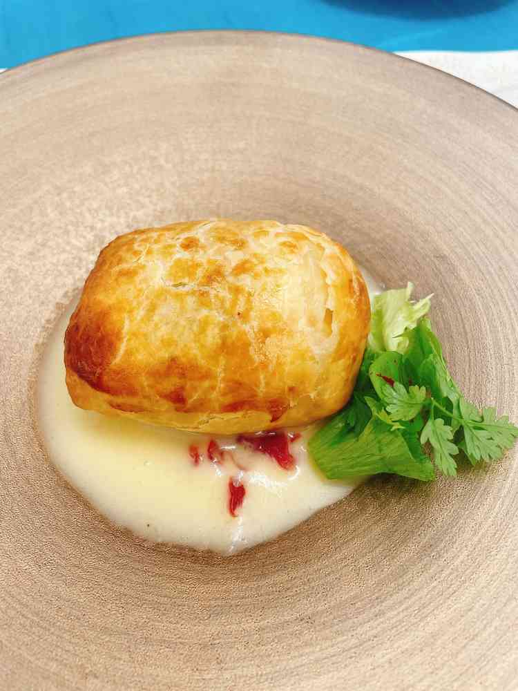 ヒラメのパイ包みです。パイはサクサクで、中のヒラメは身がぎっしり柔らかく美味しいです。