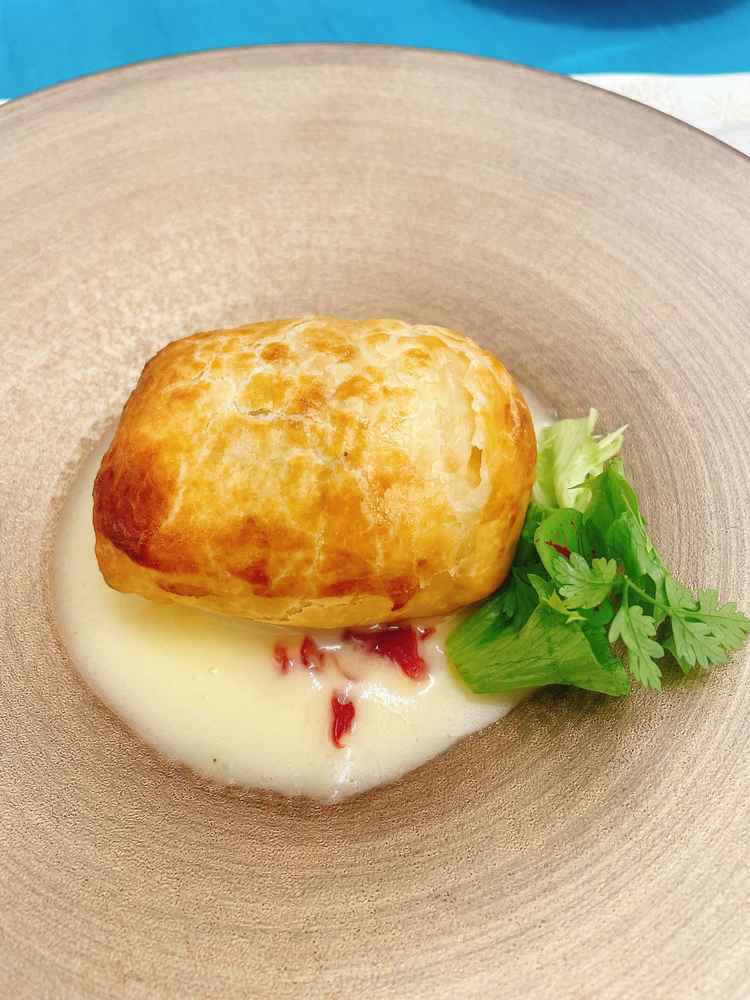 ヒラメのパイ包みです。パイはサクサクで、中のヒラメは身がぎっしり柔らかく美味しいです。