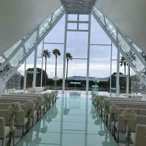 水をテーマにしたチャペル。三面ガラス張りで陽の光が沢山入るので、曇りの日でも明るいチャペル。