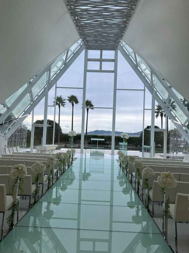 水をテーマにしたチャペル。三面ガラス張りで陽の光が沢山入るので、曇りの日でも明るいチャペル。