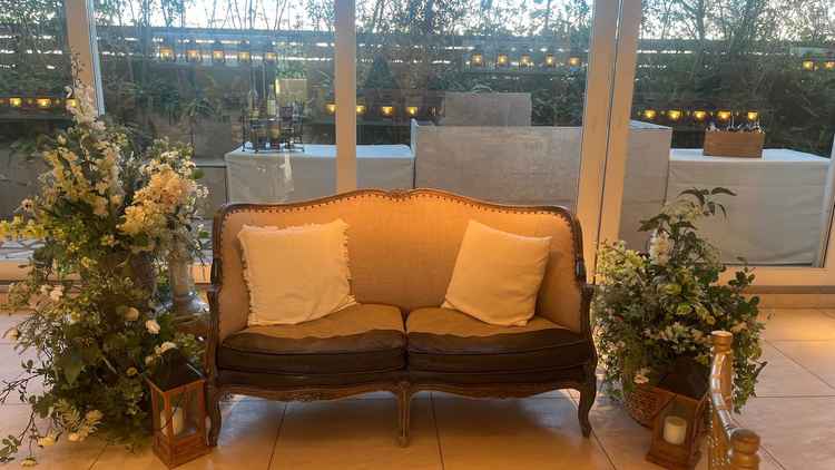 新郎新婦のソファ席