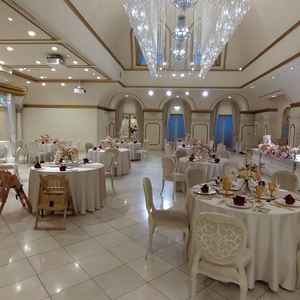 披露宴会場は3種類あります。この会場には白のグランドピアノもありました。