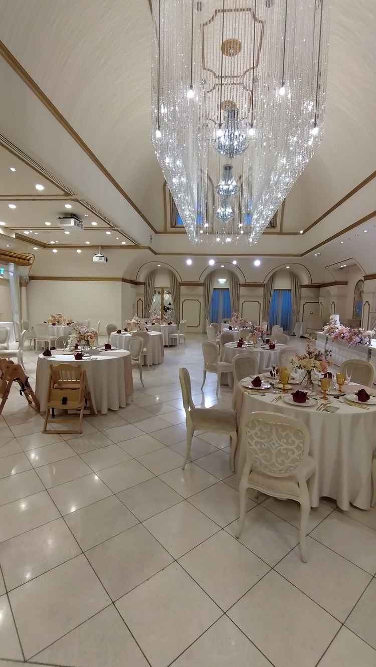 披露宴会場は3種類あります。この会場には白のグランドピアノもありました。