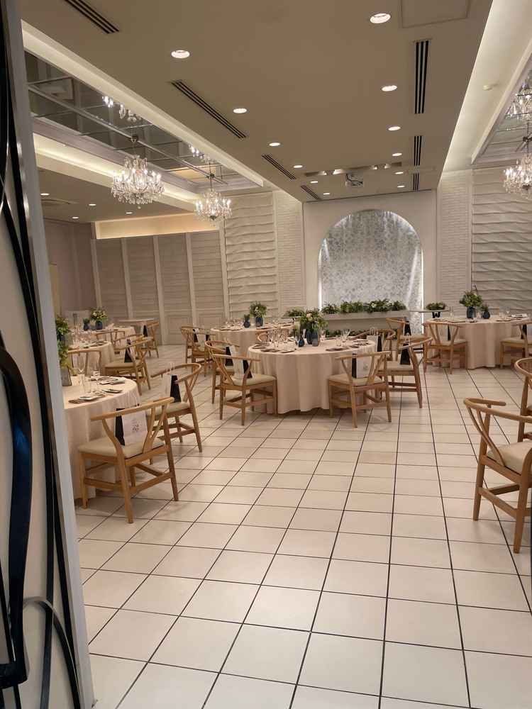 披露宴会場です。白が素敵で今風だと思います。