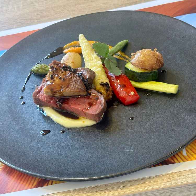 料理（牛肉）の写真。温かい状態で提供いただき、付け合わせの野菜も含めてとても美味しかったです。
