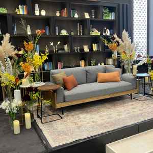 広い披露宴会場の高砂席です。披露宴会場全体は大人っぽい雰囲気で落ち着いた空間だと感じました。