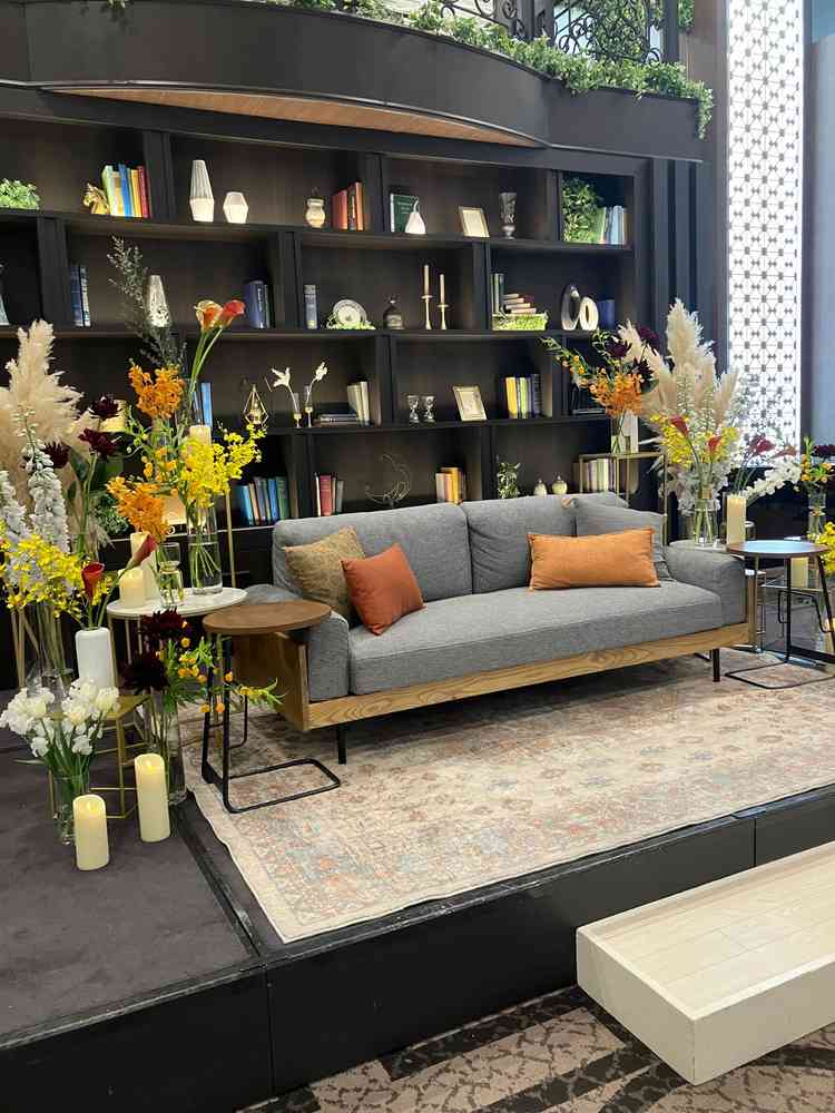 広い披露宴会場の高砂席です。披露宴会場全体は大人っぽい雰囲気で落ち着いた空間だと感じました。