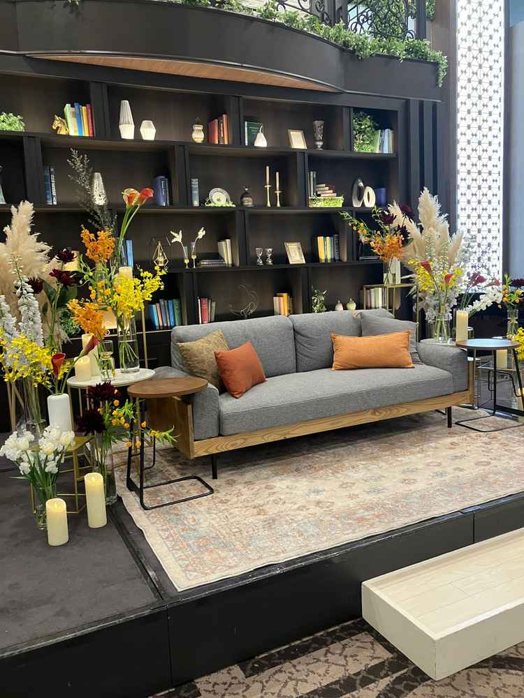 広い披露宴会場の高砂席です。披露宴会場全体は大人っぽい雰囲気で落ち着いた空間だと感じました。