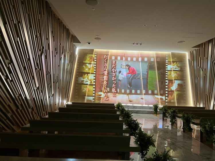 新郎新婦入場時に思い出のビデオを流せる