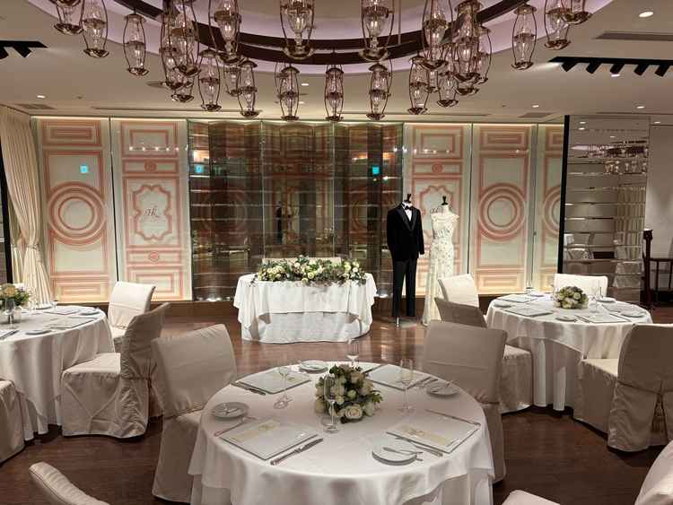 披露宴会場はアットホームで落ち着いた印象です。お料理を綺麗に見せるためにシンプルな飾り付けでした。