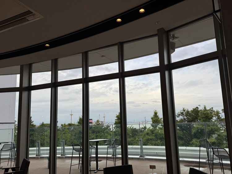 ゲストの皆様が待つことになる控え室、ロビーですが、船と海が見えて綺麗でした！曇りでも大丈夫です