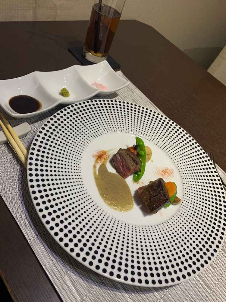 試食のステーキは柔らかくて食べやすくおいしかった。ステーキ用の塩は季節に合わせて桜塩が提供された。