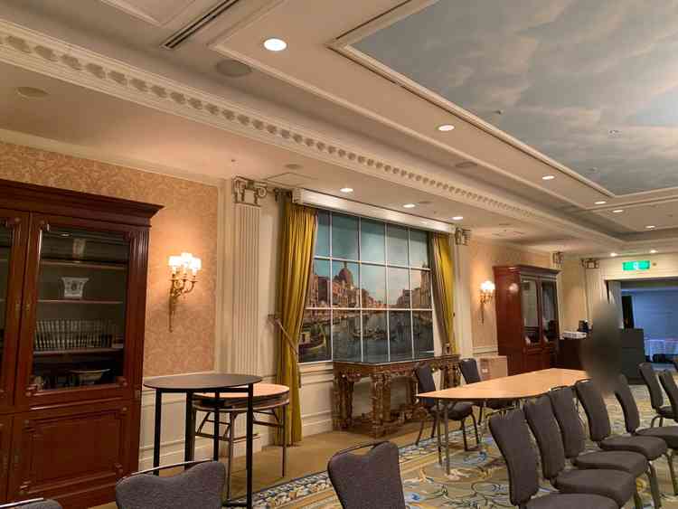 披露宴会場、楓。奥にはヴェネツィアの絵がある。