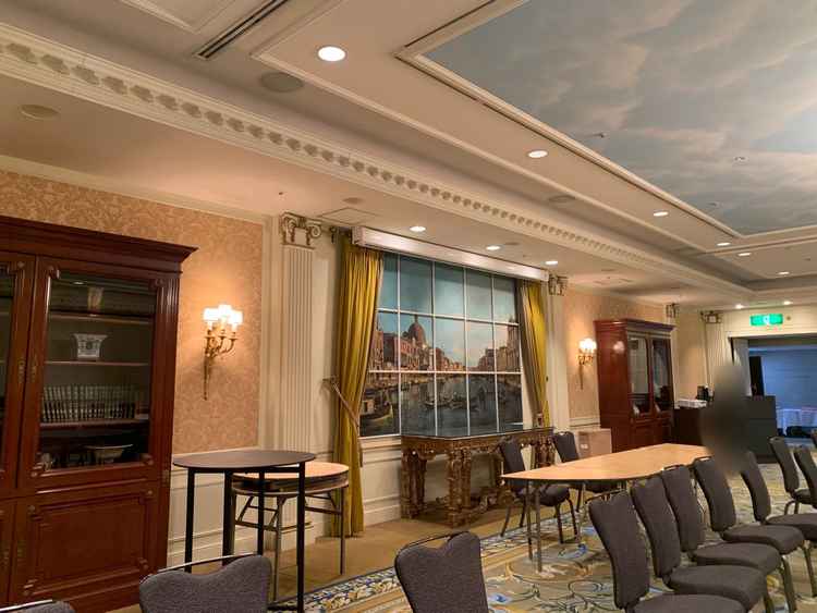 披露宴会場、楓。奥にはヴェネツィアの絵がある。