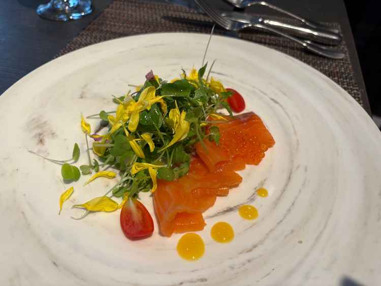 煙の中から出てきたスモークサーモンがとてもおいしく演出もおしゃれでした。