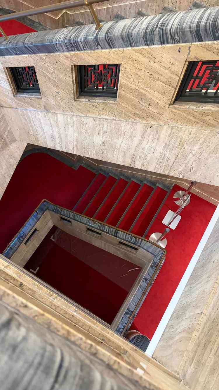 赤い絨毯の螺旋階段が素敵