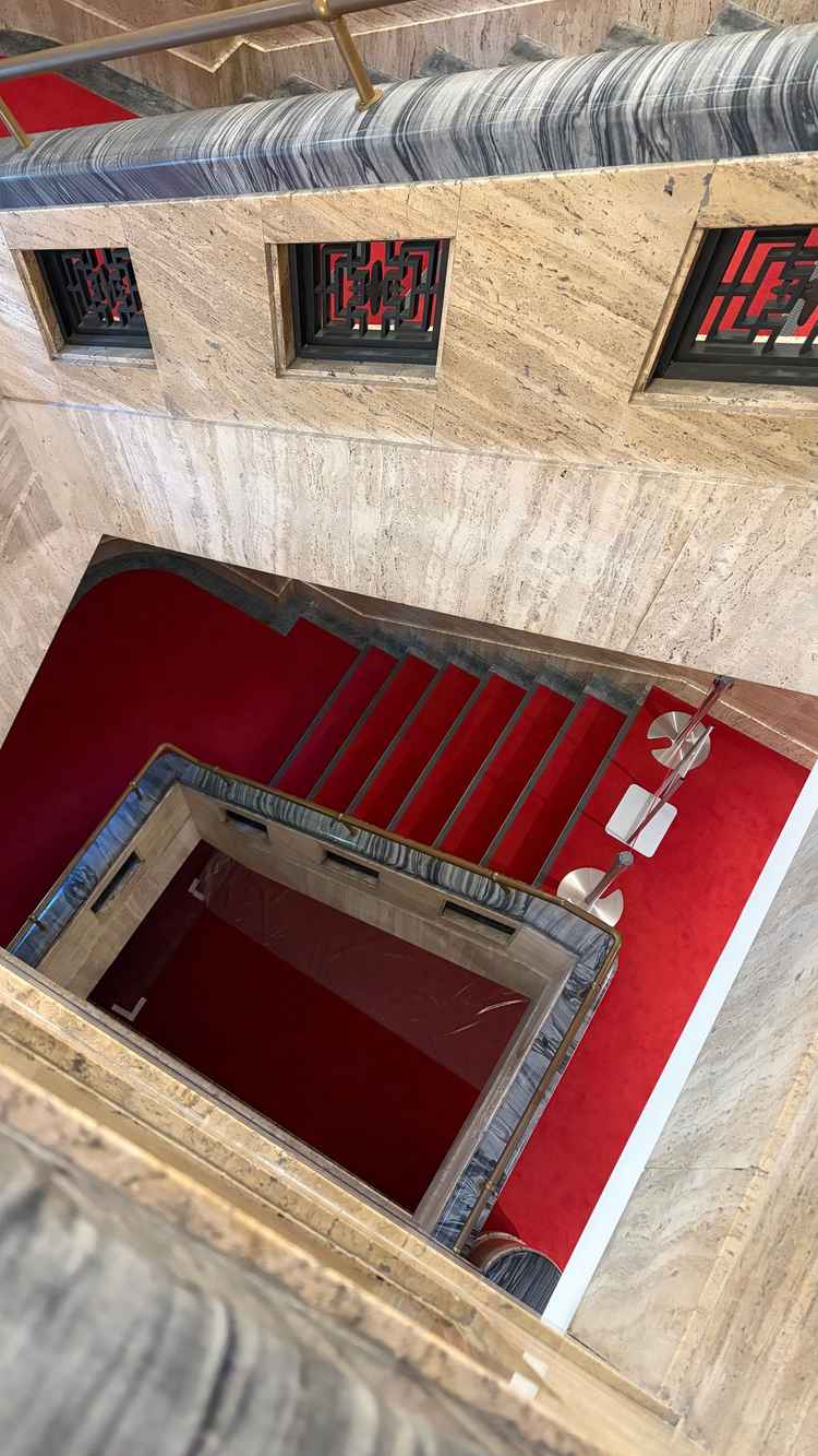 赤い絨毯の螺旋階段が素敵