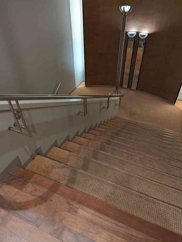 結婚式場専用の階段でほかの宿泊客と会わないように配慮されています。