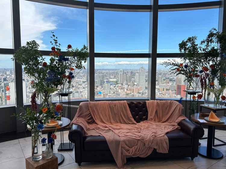 披露宴会場の新郎新婦が着席する場所。